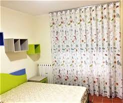Una tenda finestra come questa, infatti, è capace di valorizzare anche la presenta della finestra della camera da letto , incorniciando la fonte di luce naturale e accompagnando la configurazione dell'ambiente. Tenda Colorata Per Camerette Ragazzi Gina Tendaggi