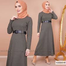 Beli Kemerli Olan Vizon Renkli Elbise Yeni Sezondur Yakasi Oval Gelen Elbisenin Ense Kisminda Ki Dugme Detayi Elbiyesi Daha Mordern Moda Stilleri Moda Elbise