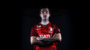 Beim neuen heimtrikot der augsburger setzen die verantwortlichen auf alle vereinsfarben.grün und weiß dominieren beim shirt, während die applikationen überwiegend rot sind. Esports Das Trikot Fur Die Saison 2020 21