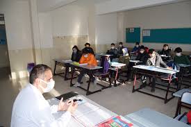 Mesleki ve teknik anadolu liseleri, çok programlı anadolu liseleri, mesleki eğitim merkezleri, güzel sanatlar liseli ile spor liseli öğrencileri uygulamalı derslerde yüz yüze eğitime başladı. Meb In Yuz Yuze Sinav Israri Ogrencilere Ve Ogretmenlere Kovid Bulastirdi Evrensel