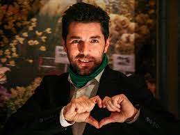 Alex dima este una dintre cele mai longevive si apreciate figuri din media romaneasca. Este Unul Dintre Cei Mai IndrÄƒgiÅ£i Prezentatori Dar Zambetul Lui Ascunde O DramÄƒ CutremurÄƒtoare Alex Dima A Reusit SÄƒ IubeascÄƒ Din Nou DupÄƒ Ce SoÅ£ia I A Fost RÄƒpitÄƒ De O BoalÄƒ NecruÅ£Äƒtoare