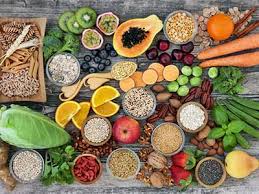 Quando si segue una dieta chetogenica, ossia una dieta a bassissimo contenuto di carboidrati (tra 20 e 50g di carboidrati netti al giorno), è molto difficile assumere una quantità sufficiente di fibre, poiché le principali fonti di fibre, come cereali, legumi, frutta e. La Fibra Alimentare