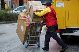 In der röhre hören wir, dass die lieferung am montag sein wird. Dhl Bote Packt Aus So Oft Gehen Pakete Verloren Express De