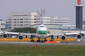 The first 747 which did not require a flight engineer as part of the flight crew and as such the 'second generation' of the b747 family. Boeing B747 400f Procharter Global Aviation Solutions