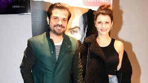 Beren saat'in çocukluk arkadaşı ve ilk aşkı efe güray, ünlü oyuncuyu tanınması ve ünlenmesine vesile olan yarışma programı boyunca yalnız bırakmamış ve desteklemişti. Dogum Gununde Eski Sevgilisini Anan Beren Saat In Evliligi Bitiyor Mu Dailymotion Video