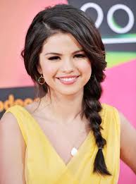 You can wear these waves with jeans. Grace The Most Elegant Hairstyles For Your Round Face Stylewe Blog