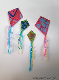J'ai rouleaux et des rouleaux de papier crépon démêlant dans mon coin de l'artisanat (littéralement toutes mes fournitures d'artisanat résident dans un coin de ma maison. Fabriquer Facilement Un Cerf Volant Avec Du Papier