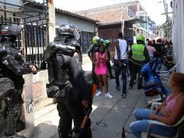 El alcalde de medellín, daniel quintero calle, en su cuenta de twitter informó que la ciudad tendrá un toque de queda continuo, desde las 8 de la noche del viernes 15 de enero y hasta las 5 de la mañana del lunes 18 de enero. Toque De Queda Medellin Y Cali Terminaron Toque De Queda Prolongado Otras Ciudades Colombia Eltiempo Com