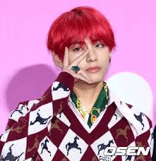 Born on december 30, 1995, he debuted with bts in 2013, and the group went on to enjoy great popularity. Real Life Photos That Prove The Height Like A Drama S Male Lead Of V Bts Kbizoom