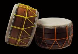 Masyarakat adat papua biasa memainkan alat musik ini bersama dengan alat musik lainnya untuk mengiringi tarian pesta adat oleh suku tehit. Gendang Marwas Getaran Seni Alat