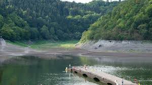 Das binnengewässer liegt in hessen eingebettet in eine reizvolle mittelgebirgslandschaft. Wasserstand Im Edersee Fallt Unter 50 Prozent Angst Um Tourismus Hessen