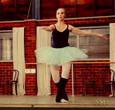 Después de que sammy muere ella nunca lo olvida solo sigue con su vida aunque le duele dejarlo ir. Pin On Dance