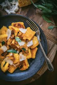 Gnocchis A La Courge Girolles Sauge Meg Cook Gnocchis Cuisine Vegetarienne Aliments Verts