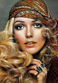 Pin By Ella Henson On Lost In The 70 S 70s Hair And Makeup 1970s Hairstyles 70s Makeup