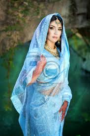Maybe you would like to learn more about one of these? Schone Indische Frau In Sari Arabian Bellydancer Fototapete Fototapeten Sari Tragen Verfuhrerisch Myloview De