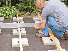 Niveau Mit Wasserwaage Uberprufen In 2020 Holzterrasse Selber Bauen Selber Bauen Garten Selber Machen Garten