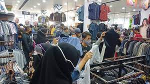Maybe you would like to learn more about one of these? Jelang Lebaran Warga Masih Sibuk Berburu Baju Baru Di Ria Busana Tribunnews Bogor