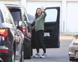 In preparation for her role in the action flick peppermint, garner started working with celeb nutritionist kelly leveque. Jennifer Garner Hilariously Lost Her Car In A Parking Garage
