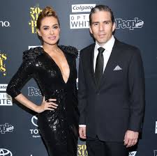 Colorful and charismatic pop artist from mexico who has won a handful of latin grammy awards. Esposo De Galilea Montijo La Defiende Tras Su Extorsion Walu Tv