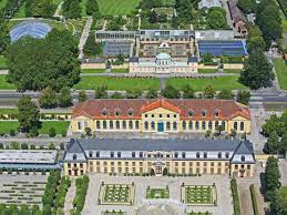 The gardens of herrenhausen (herrenhäuser gärten) in hanover, germany, originally consisted of four gardens of which the centrally located große garten is one of the most important baroque gardens in europe. Herrenhauser Garten Hannover De