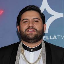 En El Radio Un Cochinero (Remix) [feat. La Decima Banda]