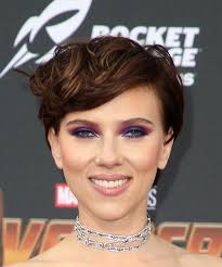 The graduating darker to lighter color looks great on her silky straight bob. 20 Scarlett Johansson Hairstyles Hair Cuts And Colors
