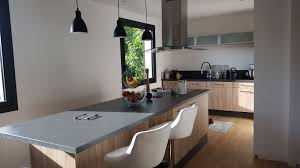 Prenez le temps de déambuler et de comparer les modèles de cuisines qui sont présentés dans . Cuisine En Bois Avec Plan De Travail Gris Grand Ilot Central Pour Rassembler Toute La Famille Moderne Et Cuisine Grise Et Bois Cuisine Bois Cuisine Equipee