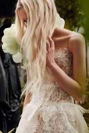 Brautjungfer helfen einer braut, mit dem verfahren von hochzeiten voranzukommen. Vera Wang