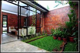 Alternatif taman dalam rumah lain yang wajib dicoba adalah taman kaktus atau succulent garden. Desain Taman Dalam Rumah Yang Indah Dan Minimalis Ilmutekniksipil Com