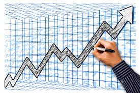 Los estudios de factibilidad económica incluyen análisis de cotos y beneficios asociados con cada alternativa del proyecto.