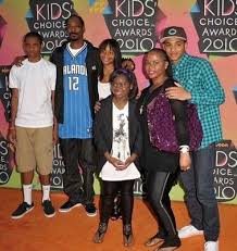 Tyler james williams is an american actor and rapper best known for playing the title character on the upn/cw sitcom everybody hates chris,. Tyler James Williams From Everybody Hates Chris Brought His Two Brother S Wow They All Look Alike Description Fr Kids Choice Award Snoop Dogg Celebrity Kids