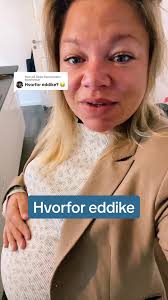 Svarer @Sasja Rasmussen Edikke er godt for mange ting. 🤩 Det fjerner lugt,  det er sundt for fiberne i tøjet og godt for vaskemaskinen 👌🏼 I gamle  dage brugte man også eddike i små bøtter rund omkring i ...