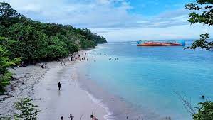 Kedua kalinya ke pantai pasir putih, untuk menuju ke tempat ini dapat melalui cagar alam atau naik perahu. Heart Of Mine Pasir Putih Pangandaran Surga Tersembunyi Favorit Wisatawan