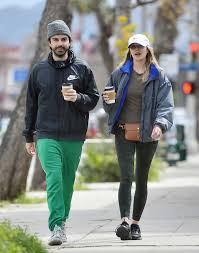 Elizabeth olsen just shared a major update in her relationship like it was no big deal. Elizabeth Olsen With Robbie Arnett Out In Los Angeles 13 Gotceleb