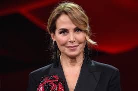 Il telefono: fino al giorno prima ricevevo duecento messaggi al giorno, il  giorno dopo dieci. Spariti tutti. Sono rimasti solo gli amici veri». Così  Barbara D'Urso racconta il momento in cui la