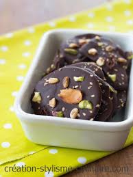 Les Mendiants Ce Sont Des Petites Gourmandises Au Chocolat Noir Avec Des Fruits Secs Recette Dessert Sans Gluten Desserts Sans Oeufs Patisserie Sans Gluten
