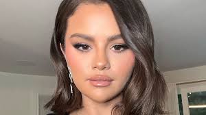Selena Gomez's Pink Eye Makeup Is A Fresh Alternative For Fall