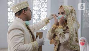 Boleh memfollow akun tersebut dengan catatan 1. Foto Dibayangi Pandemi Corona Pasangan Ini Tetap Langsungkan Pernikahan News Liputan6 Com