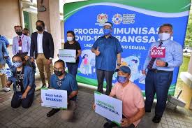 Apr 26, 2021 · menteri kesihatan, datuk seri dr adham baba berkata, ia akan digunakan terhadap penduduk negara ini yang berusia 60 tahun ke atas, yang dinilai paling sesuai menerima vaksin berkenaan. Program Vaksinasi Kebangsaan Bagi Pengamal Media Di Pusat Pemberian Vaksin Dewan Seri Seroja Putrajaya Portal Rasmi Kementerian Sains Teknologi Dan Inovasi