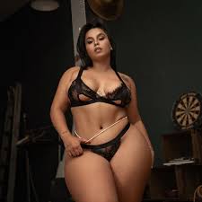 King Steph - Page 35 - Plus-Size Models - Curvage