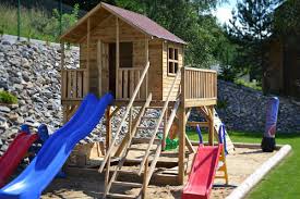 Da spielgeräte aus holz bei vielen kindern gut angekommen, bauen erfahrene heimwerker ein solches spielhaus kurzerhand selber. Baumhaus Und Sandkasten Bauen Worauf Sie Achten Mussen
