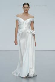 Un desfile con las señas de identidad del diseñador, bordados, tules, sedas y transparencias. Hannibal Laguna Presenta Su Nueva Coleccion De Vestidos De Novia