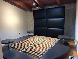 Le versioni con piedini alti sono caratterizzate da un design molto leggero; Letto Design Letto Con Testiera In Pelle Nera Presotto Italia Con Un Ribasso Esclusivo