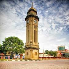 Di antara bangunan warisan yang menjadi mercutanda bandar sungai petani ialah menara jam di jalan ibrahim yang telah dibina pada tahun 1934 dengan kos sebanyak rm17,000 pada ketika itu dan telah disumbangkan oleh en.lim lian teng kepada penduduk sungai petani sempena memperingati. Penduduk Sungai Petani Kedah Home Facebook