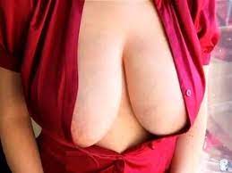 Girl mit dicken brüsten rotes shirt auf tisch nackt
