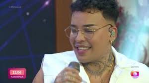 Daniel Garcia canta 'Put Your Records On'