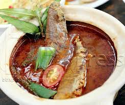 Aliff mendedahkan kegiatan dan aktiviti keji yang dilakukan oleh pembantu rumahnya menerusi beberapa. Restoran Terlajak Laris Saji 50 Sajian Sehari