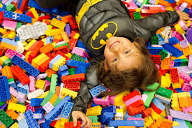 El día del niño es una celebración anual dedicada a la fraternidad y a la comprensión de la infancia en el mundo, en que se efectúan actividades para la promoción del bienestar y de los derechos de los niños. Este 28 De Abril Celebra El Dia Del Nino En El Lego Fun Fest