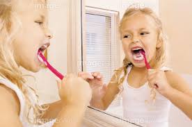 少女 外国人 家族 歯ブラシ 歯磨き 映る 白色】の画像素材(10924727) | 写真素材ならイメージナビ