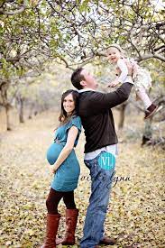 50 Great Ideas For Your Maternity Photoshoot Everything From Fall Winter Summer Family Maternity Pictures Fall Maternity Photos Maternity Photography Family